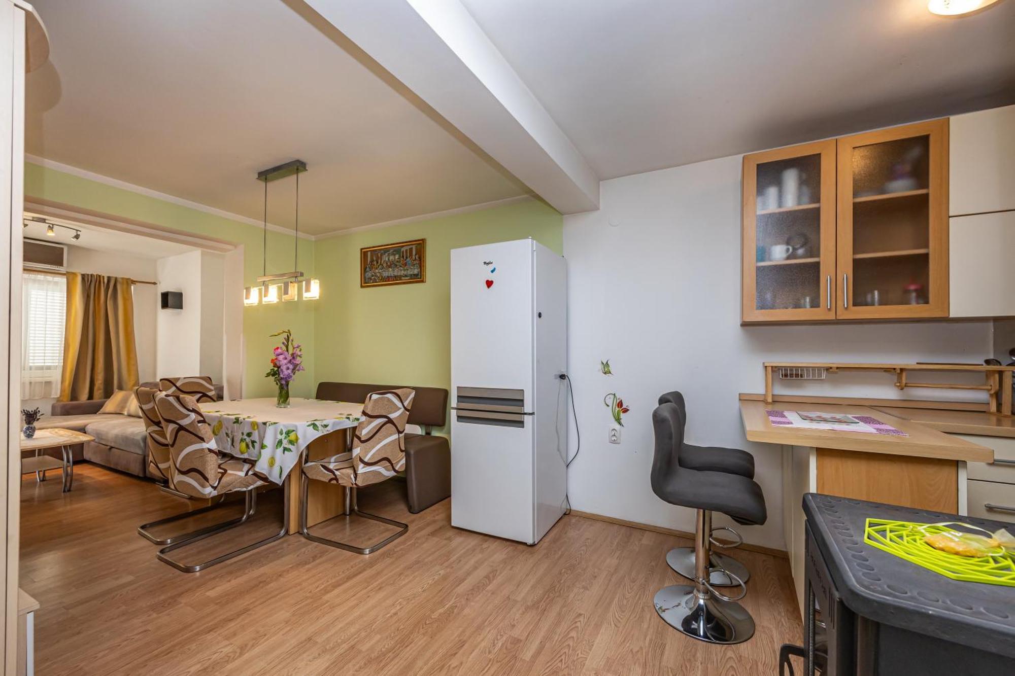Navy Apartments *