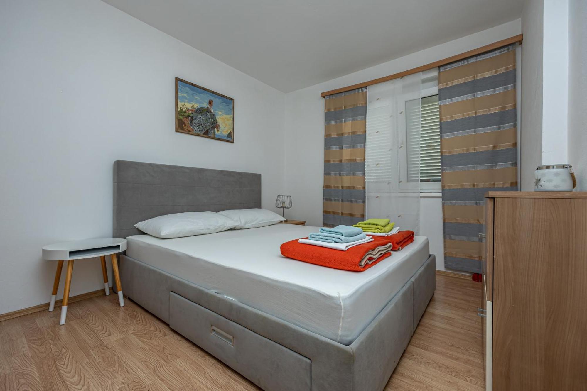 Navy Apartments *