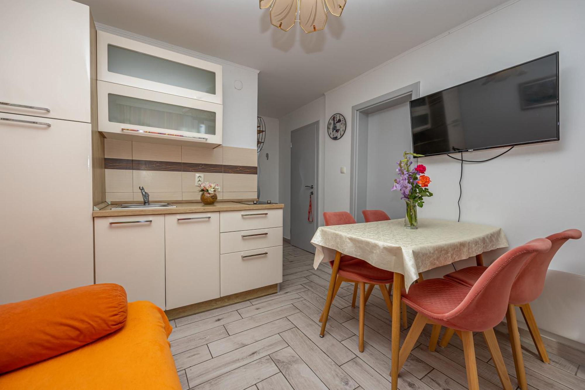 Navy Apartments *