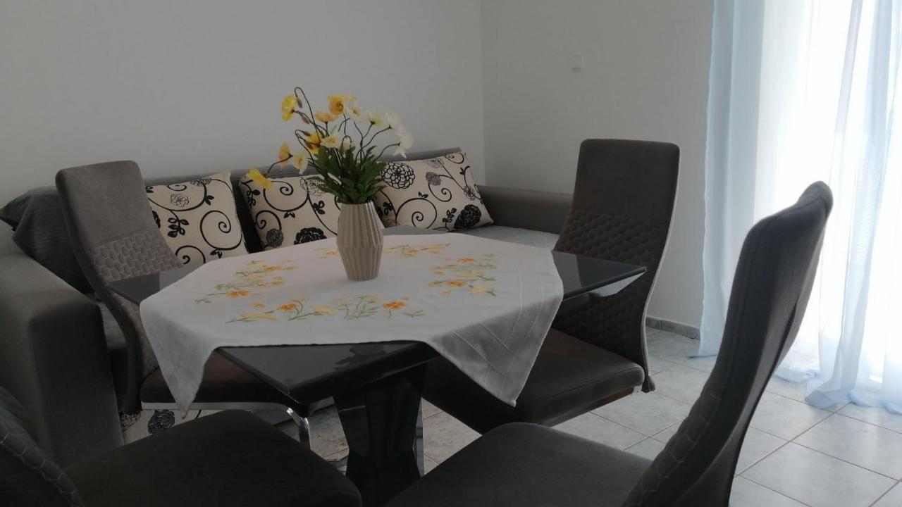 Navy Apartments *